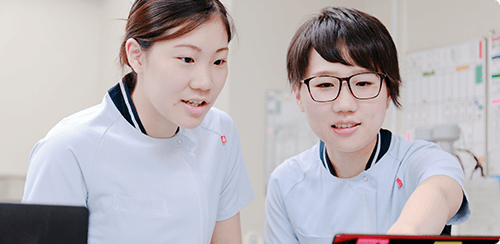 先輩看護師と後輩看護師